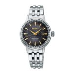 ساعت زنانه سیکو SEIKO SRE015J1 سری کلاسیک برند SEIKO ، بند و قاب استیل نقره ای صفحه مشکی، ضد آب تا 50 متر، دارای نشانگر تاریخ و عقربه های طلایی.